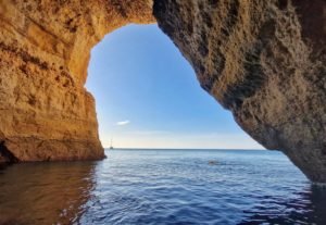 Morgens in der Grotte von Benagil